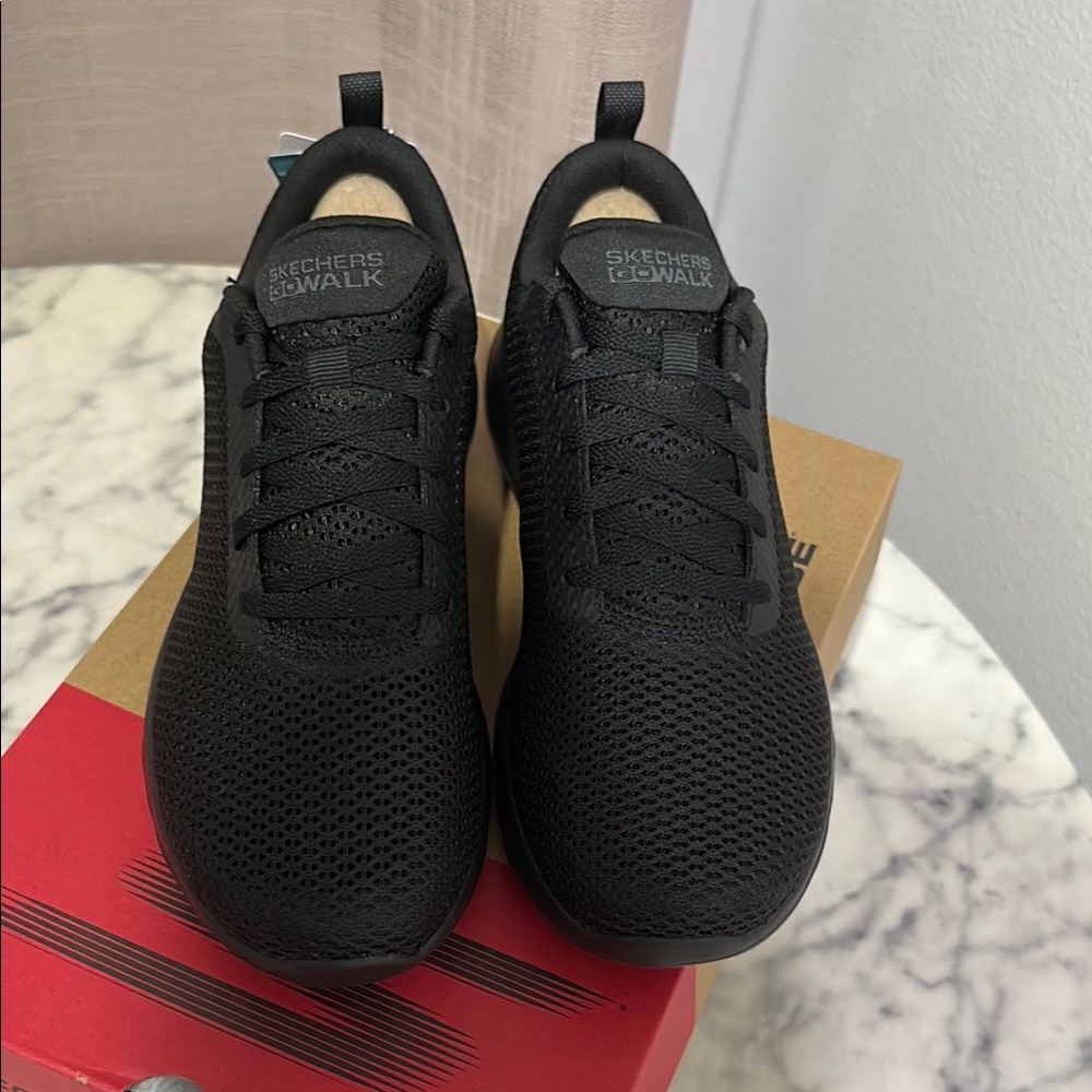 SKECHERS WOMEN's Black Sneakers